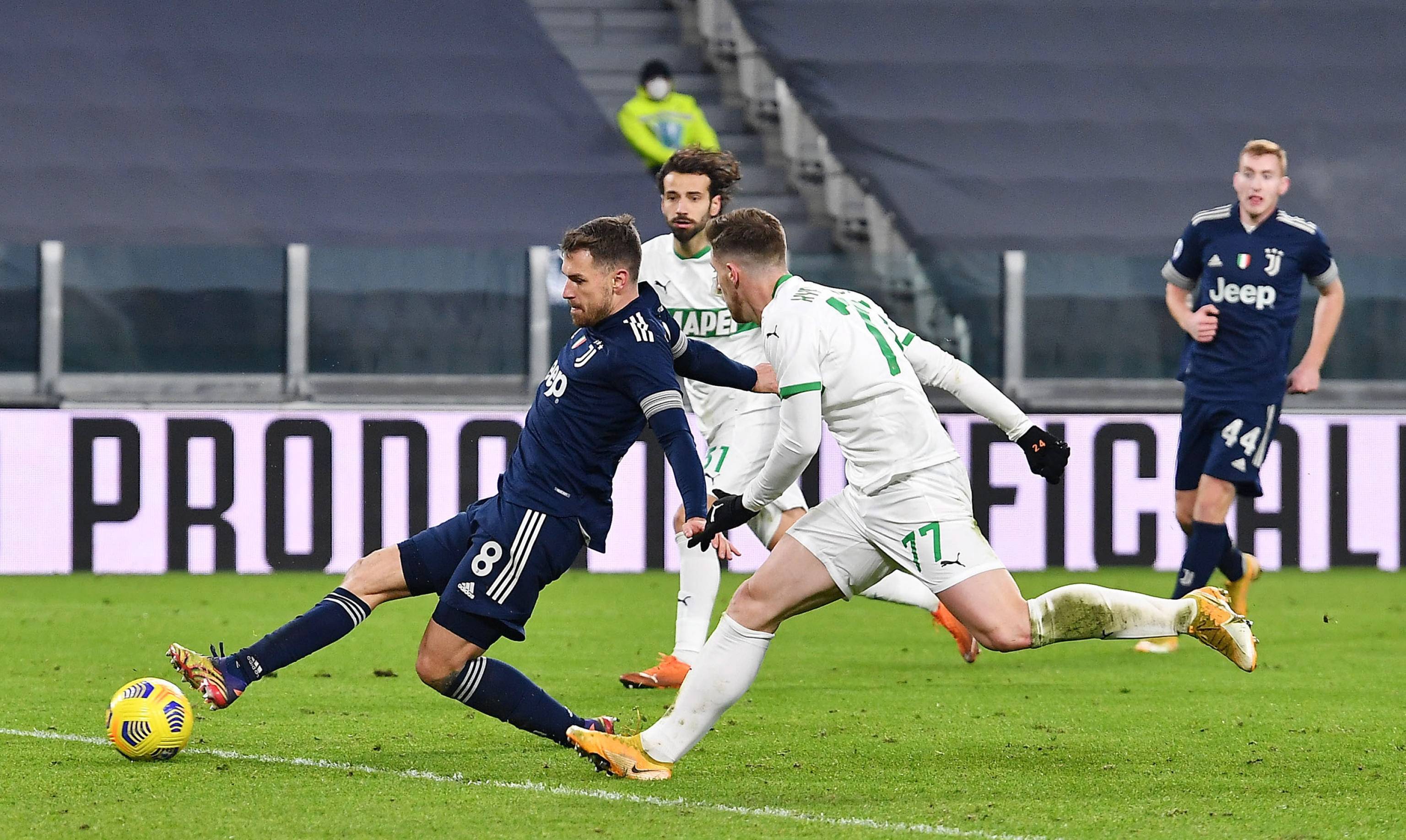 杰曼上篮不进 周琦神兵天降补扣得手