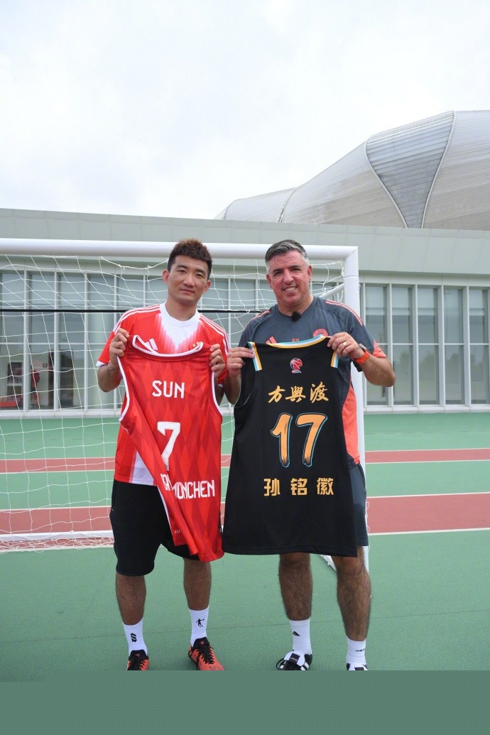 杰伦布朗24中6，普理查德21+6+5西蒙斯替补27分，绿军大胜公牛